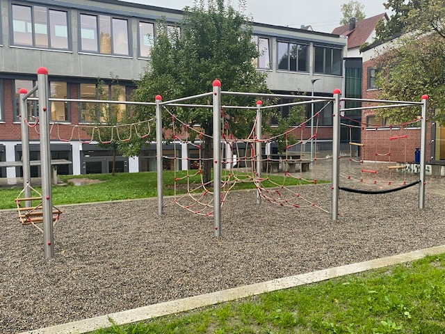 Überraschung für die Kinder: Spielgerät für den Pausenhof